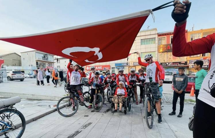 aa-20230824-31984747-31984746-buyuk-taarruz-bisiklet-turu-sporculari-yunakta.jpg