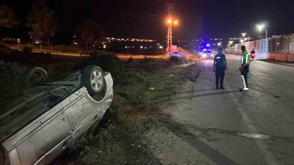 Takla attı yağmur suyu kanalına devrildi: 4 yaralı