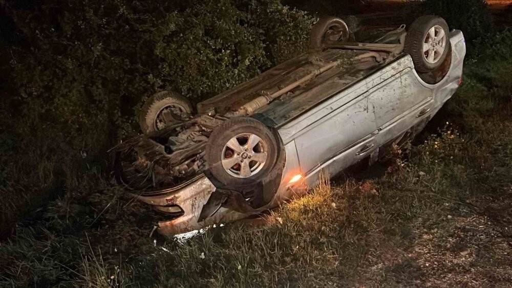 Takla attı yağmur suyu kanalına devrildi: 4 yaralı