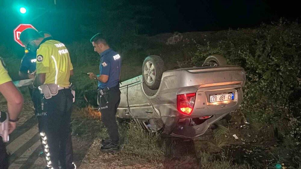 Takla attı yağmur suyu kanalına devrildi: 4 yaralı