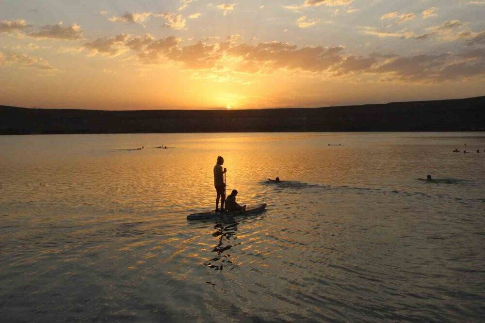 Acıgöl'de manzara eşliğinde su sporu yapıyorlar