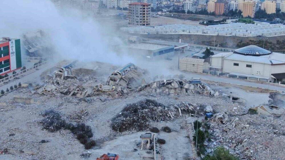 Milyonlarca liraya daire satılan devasa rezidanstan geriye enkaz kaldı