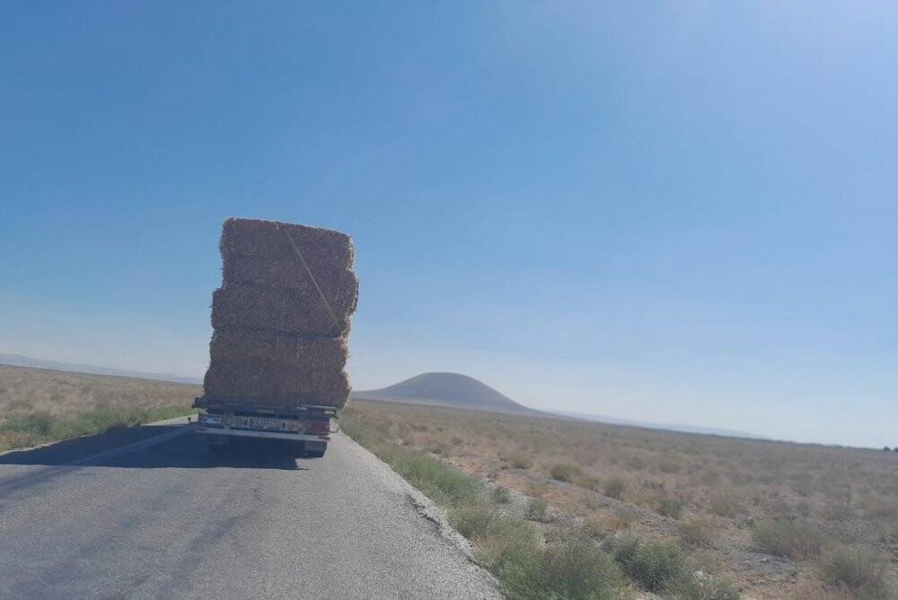 Konya'da balya yüklü tırın tehlike saçan yolculuğu kamerada