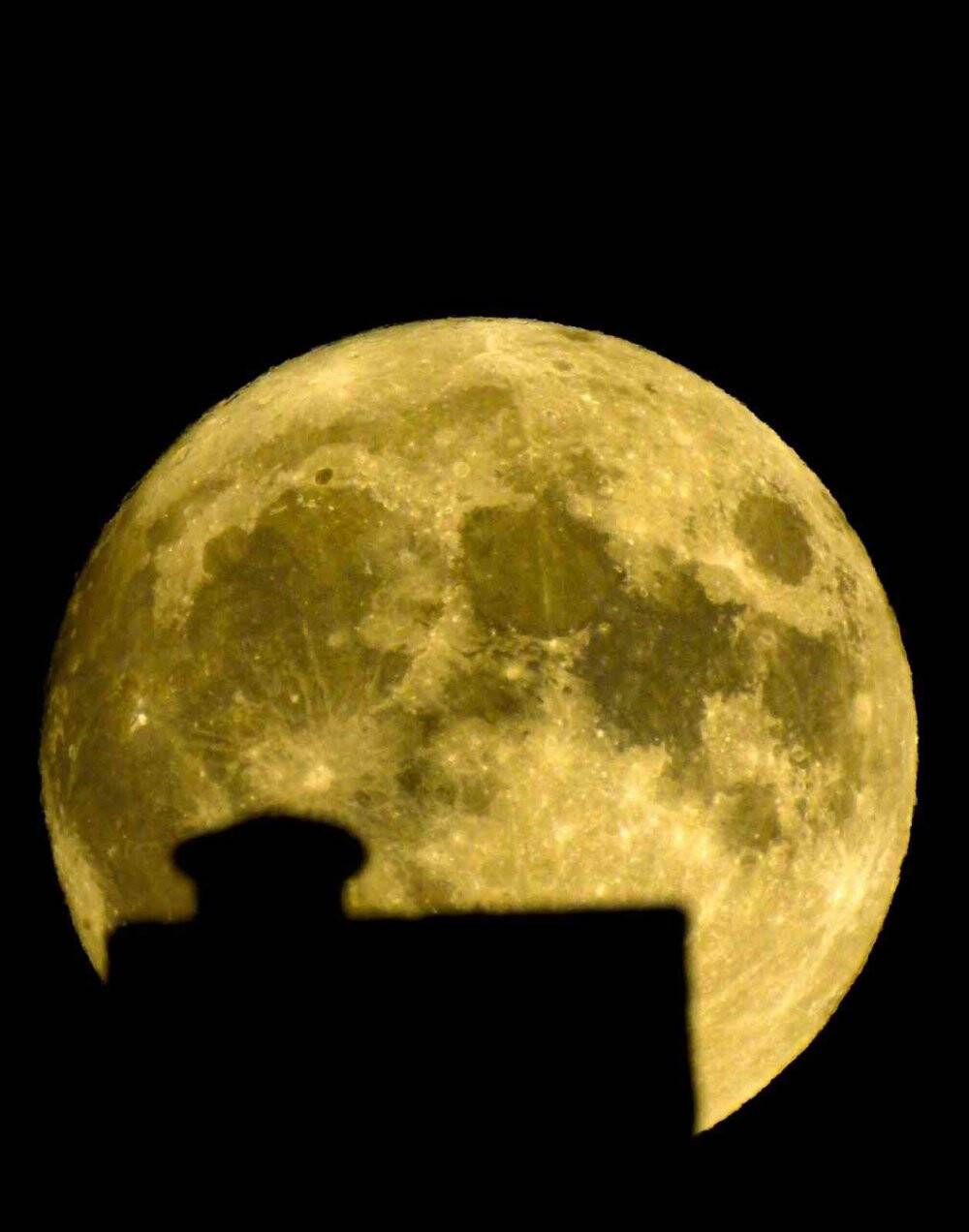 Mavi ay, görsel şölen oluşturdu