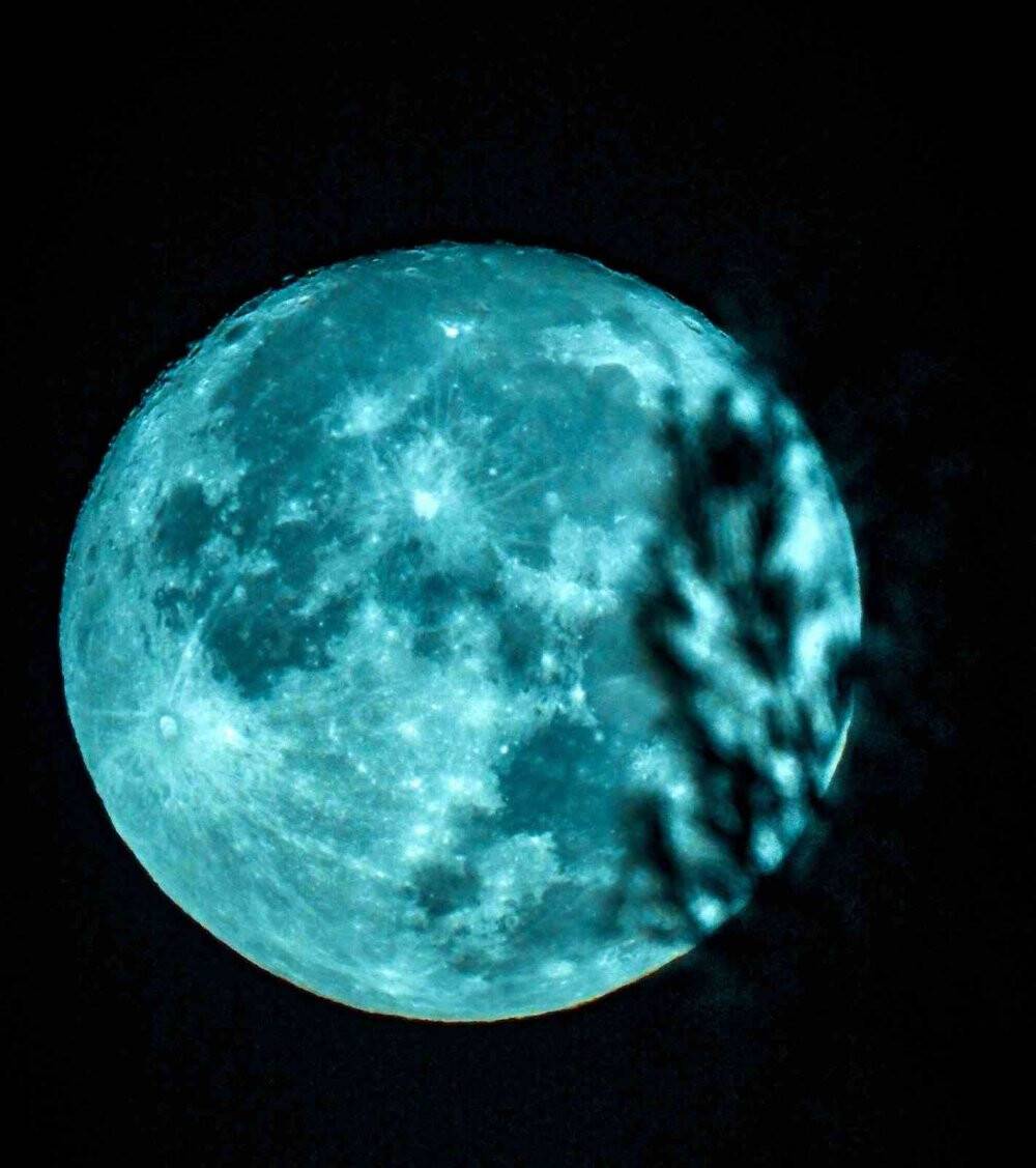 Mavi ay, görsel şölen oluşturdu