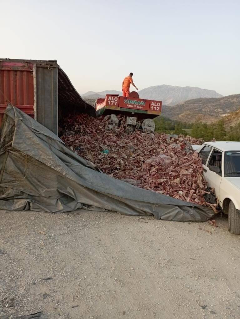 Konya-Antalya yolunda kamyon arazöz ve otomobile çarptı