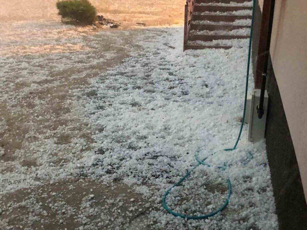 Ceviz büyüklüğünde dolu yağdı: Bazı bölgelerde bahçeler sular altında kaldı