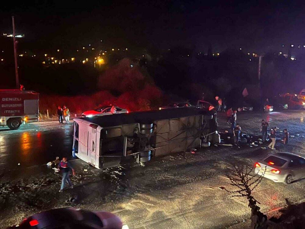 Denizli’de çok sayıda araç zincirleme kazaya karıştı: 3 ölü, 50 yaralı