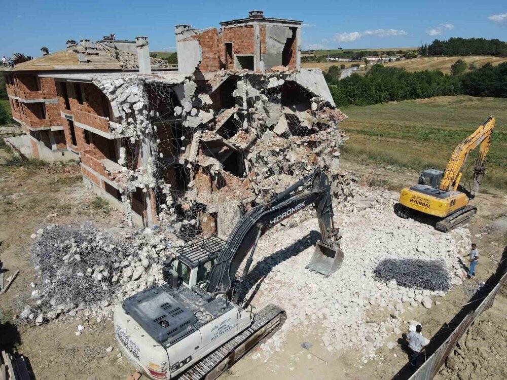 Depreme dayanıksız milyonluk sitelerini yıktırdı: Molozları elleriyle kırdı