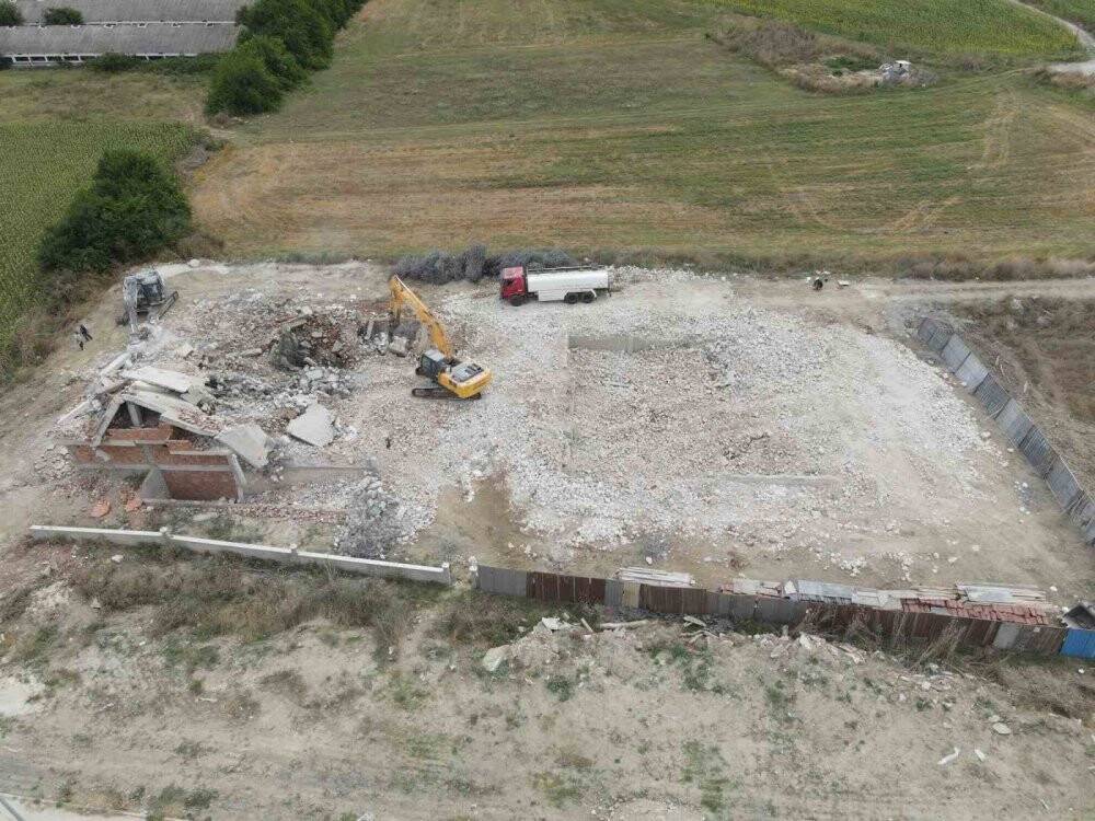 Depreme dayanıksız milyonluk sitelerini yıktırdı: Molozları elleriyle kırdı