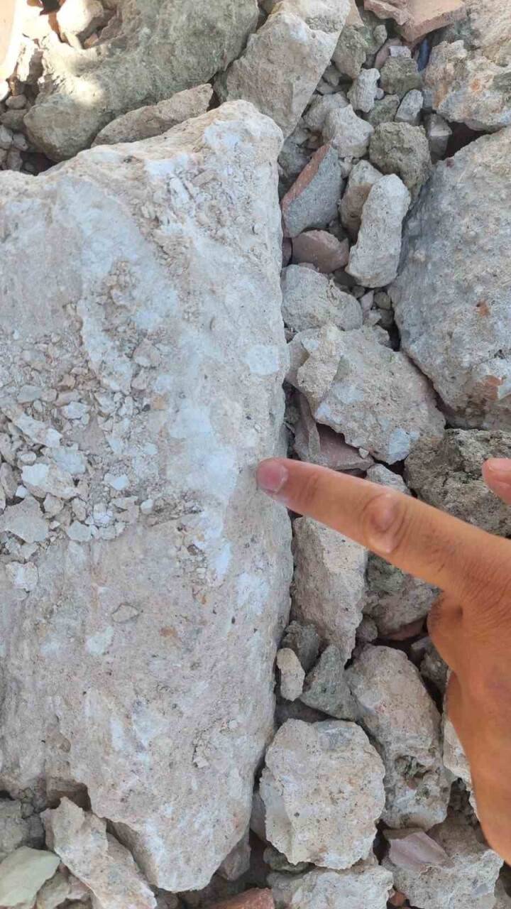 Depreme dayanıksız milyonluk sitelerini yıktırdı: Molozları elleriyle kırdı