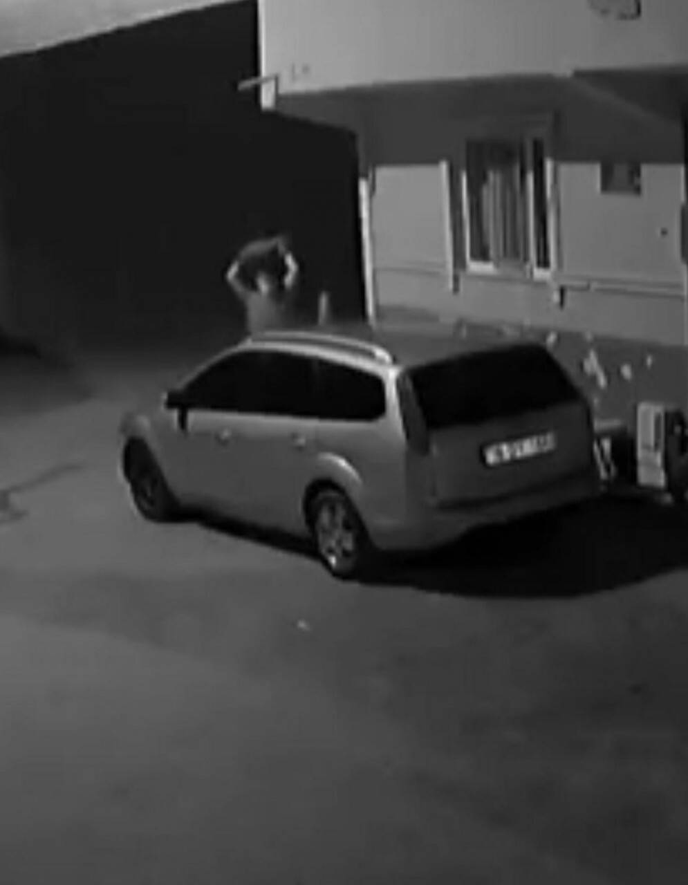 Husumetlisi önce taşladı, sonra yaktı