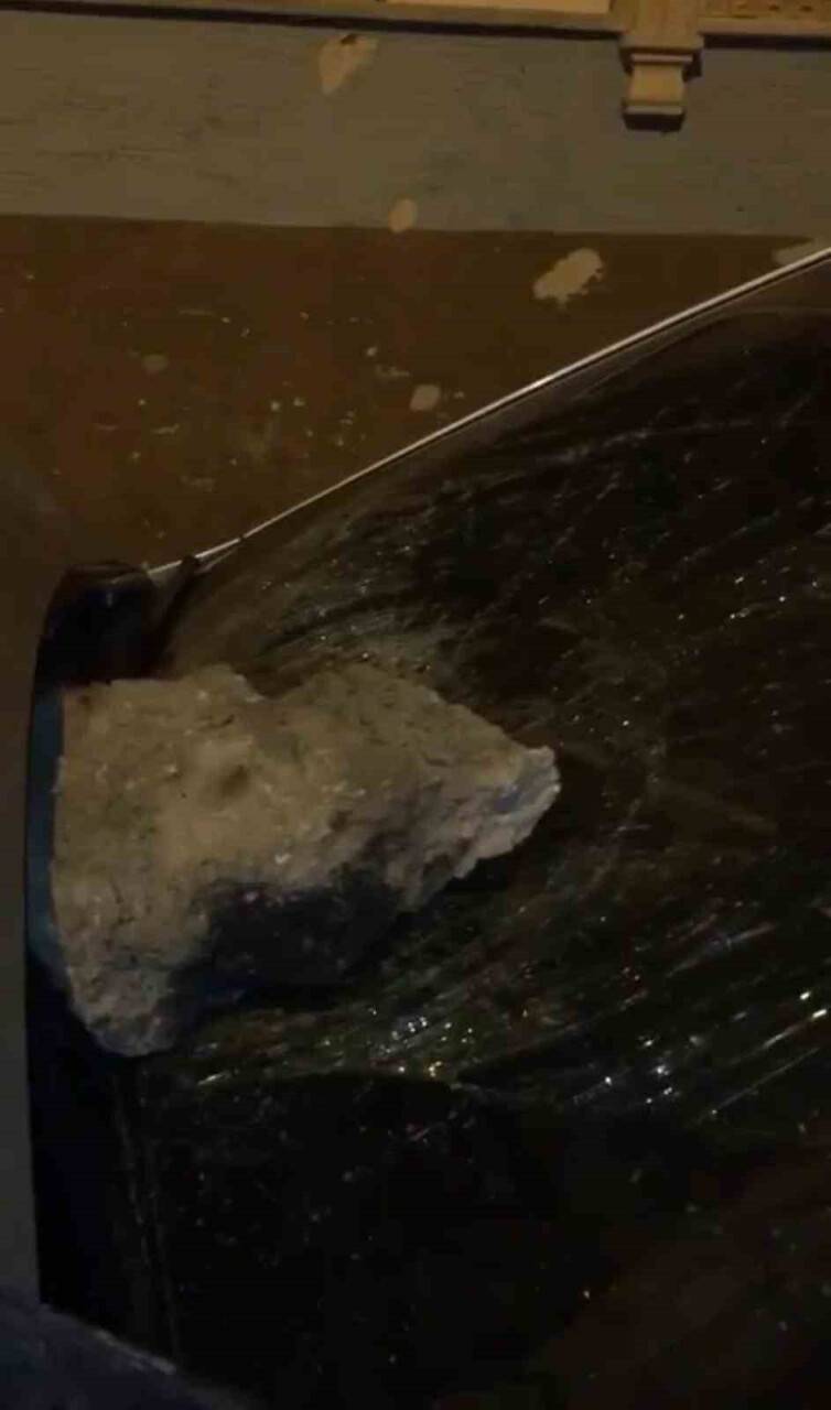 Husumetlisi önce taşladı, sonra yaktı