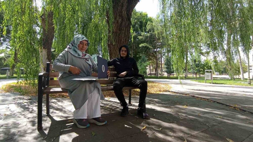 Konyalı 3 çocuk annesi 3. üniversiteye oğlu ile kayıt oldu