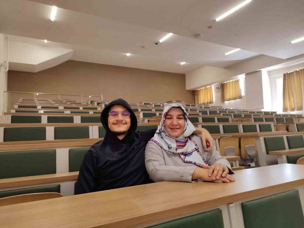 Konyalı 3 çocuk annesi 3. üniversiteye oğlu ile kayıt oldu