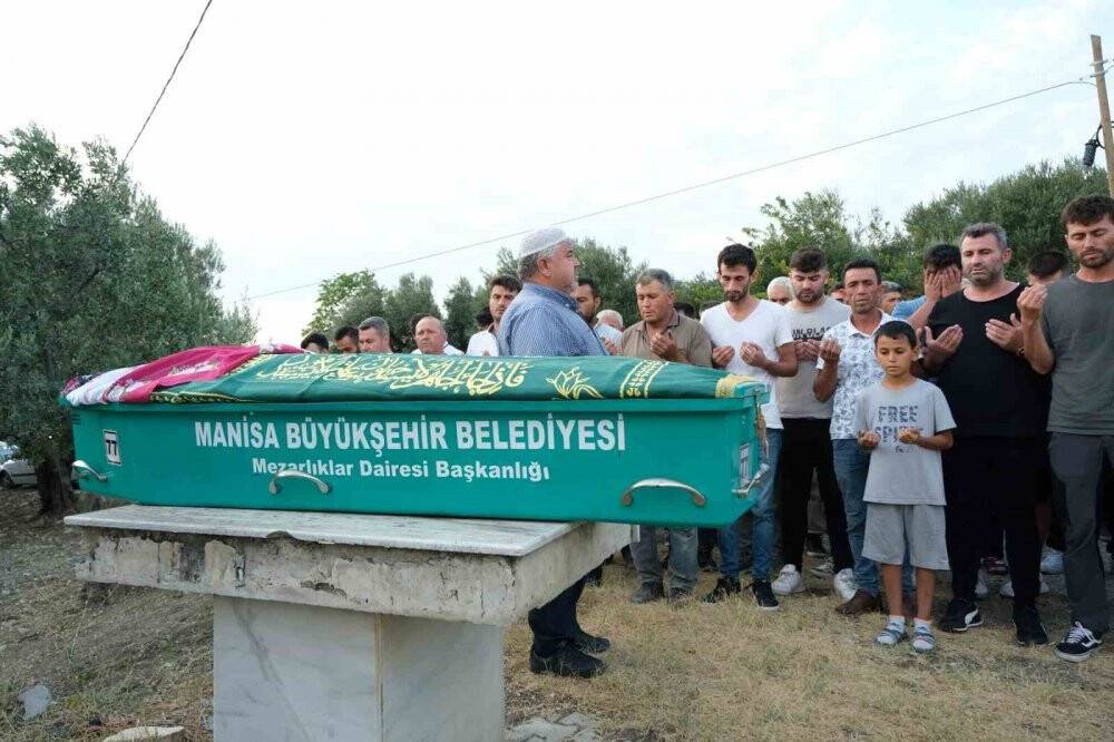 Manisa'da öldürülen anne ile kızı toprağa verildi