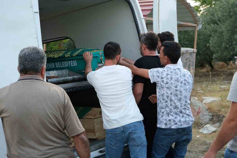 Manisa'da öldürülen anne ile kızı toprağa verildi