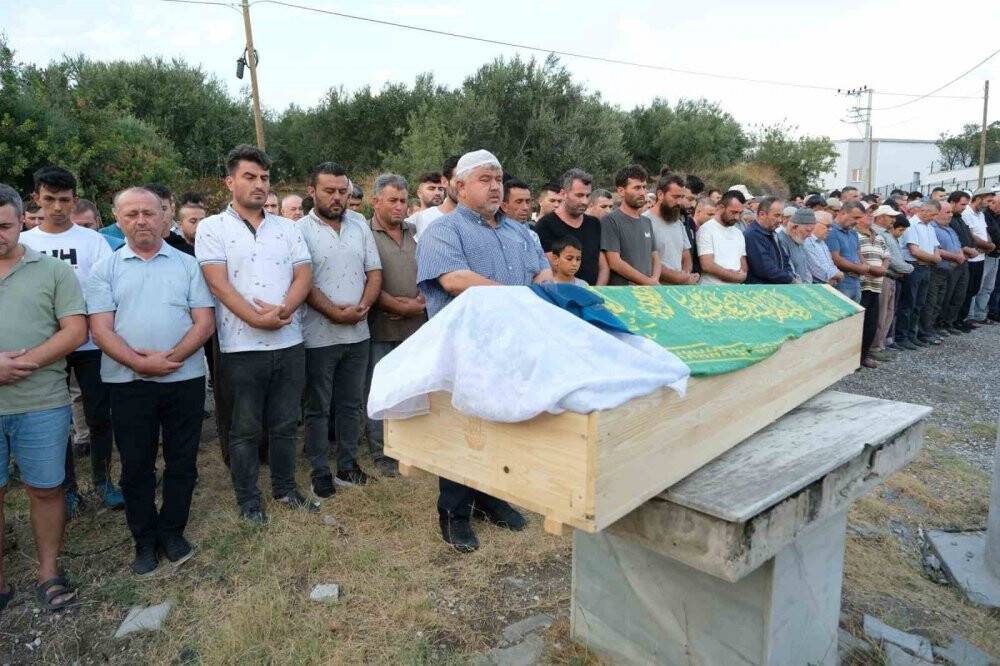 Manisa'da öldürülen anne ile kızı toprağa verildi