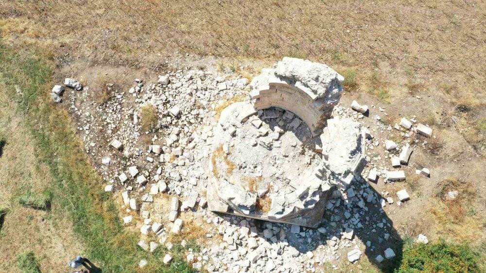 600 asırlık kümbet onarılmayı bekliyor