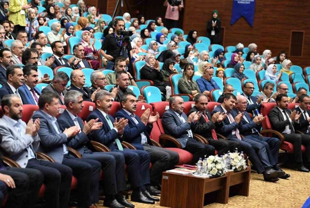 Bakan Tekin: “İmam hatip okulları, çimentodur”