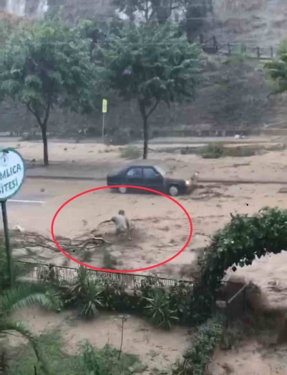 Heyelan ve sel sularına kapılan vatandaşlar ölümden döndü! O anlar kamerada