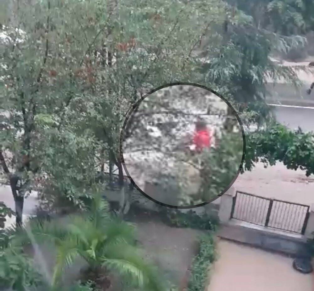 Heyelan ve sel sularına kapılan vatandaşlar ölümden döndü! O anlar kamerada