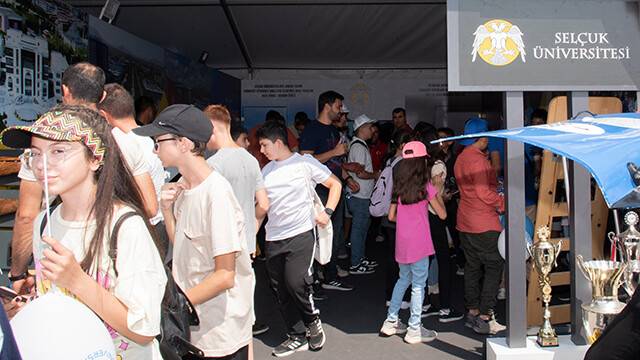 selcuk-universitesinin-teknofest-standina-yogun-ilgi-4.jpg