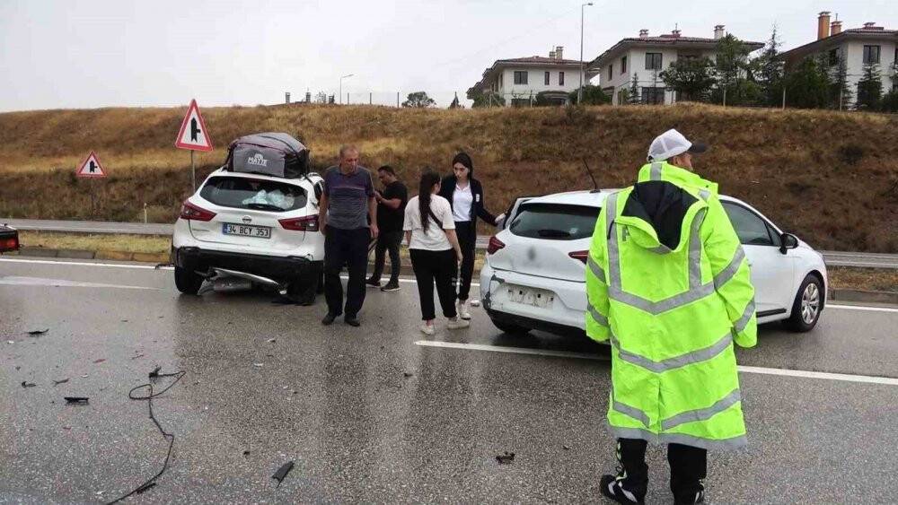 Yağmur kazaları da beraberinde getirdi: 17 yaralı