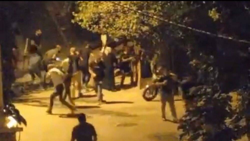 Husumetli oldukları ailenin, üzerine uzun namlulu silahla ateş açtılar