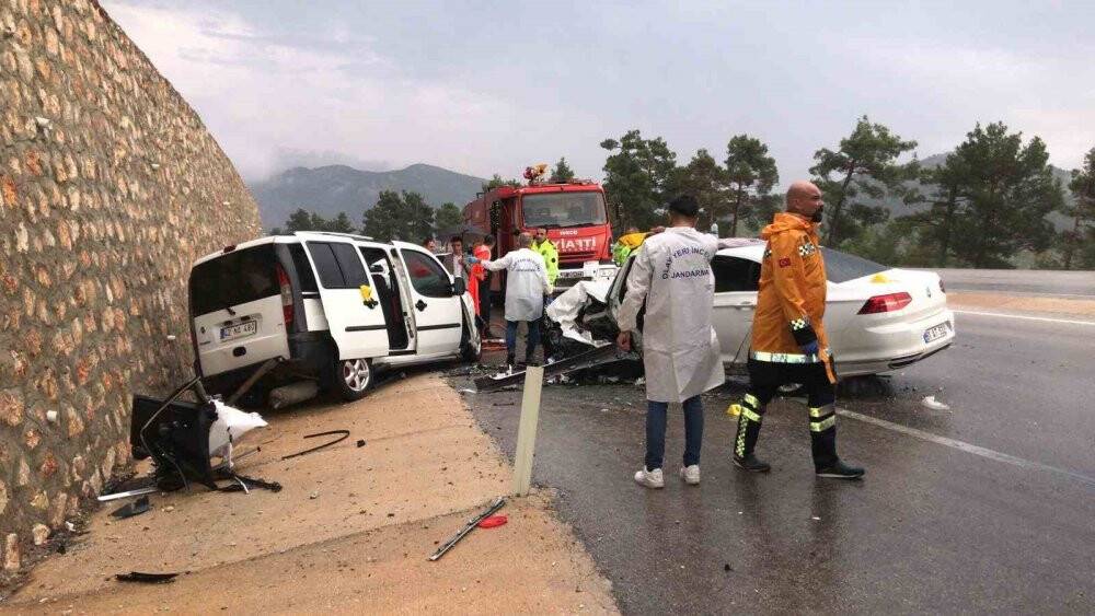 Konya-Antalya yolunda iki araç kafa kafaya çarpıştı: 1 ölü, 6 yaralı