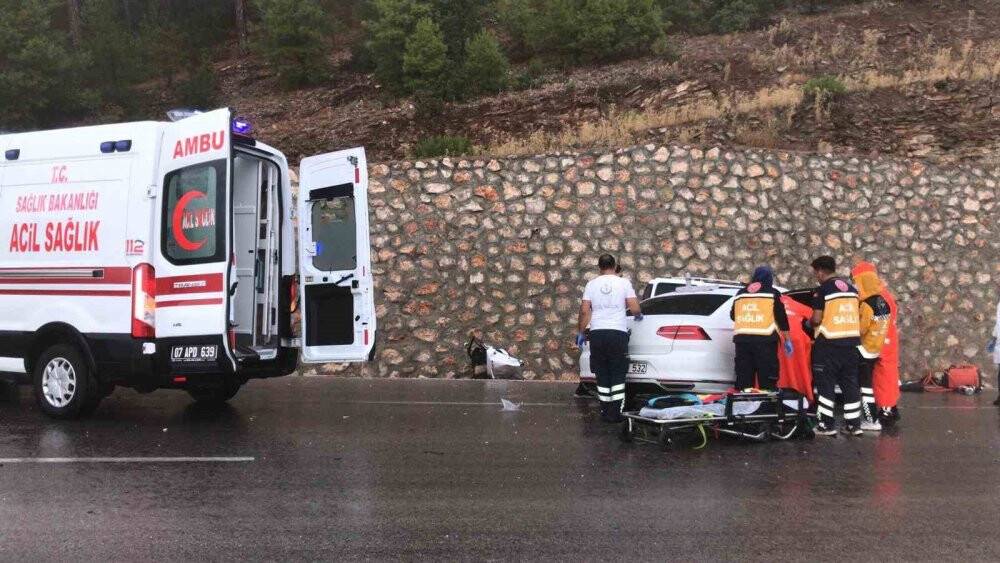 Konya-Antalya yolunda iki araç kafa kafaya çarpıştı: 1 ölü, 6 yaralı