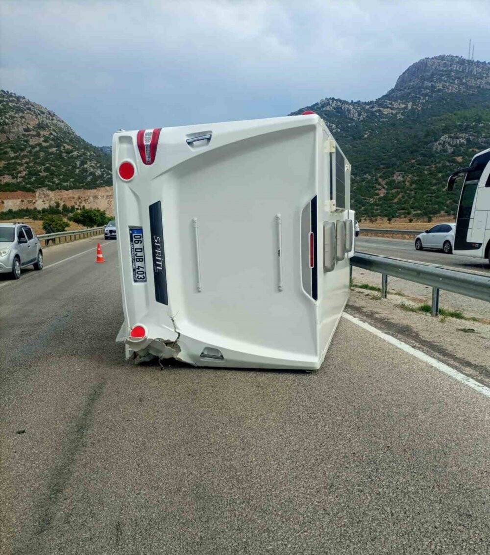 Türk Halk Müziği sanatçısı trafik kazası geçirdi
