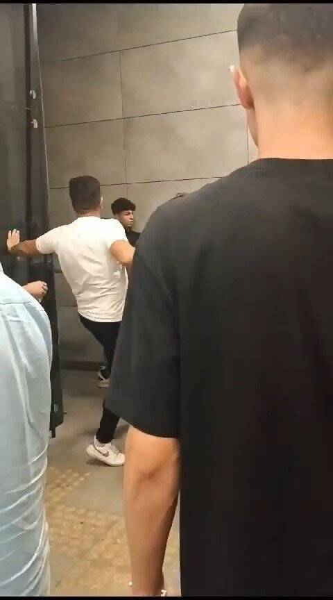 Boks maçını aratmayan kavga:  Tekme ve yumruklar havada böyle uçuştu