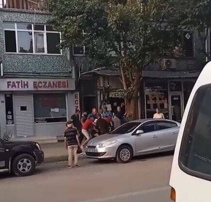 Boks maçını aratmayan kavga:  Tekme ve yumruklar havada böyle uçuştu