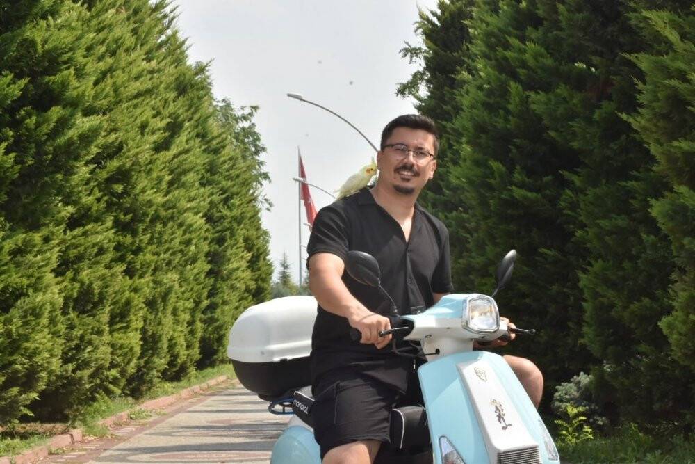 Şakir papağan motosikletle şehir turu atıyor