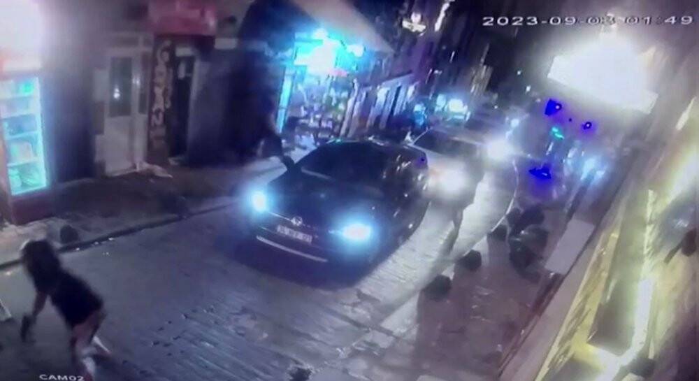 Şaşkınlık veren silahlı yol isteme kavgası kamerada