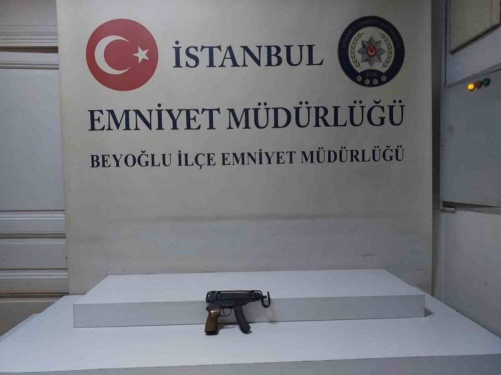 Şaşkınlık veren silahlı yol isteme kavgası kamerada