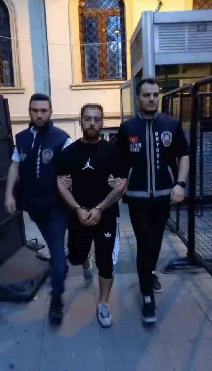 Şaşkınlık veren silahlı yol isteme kavgası kamerada