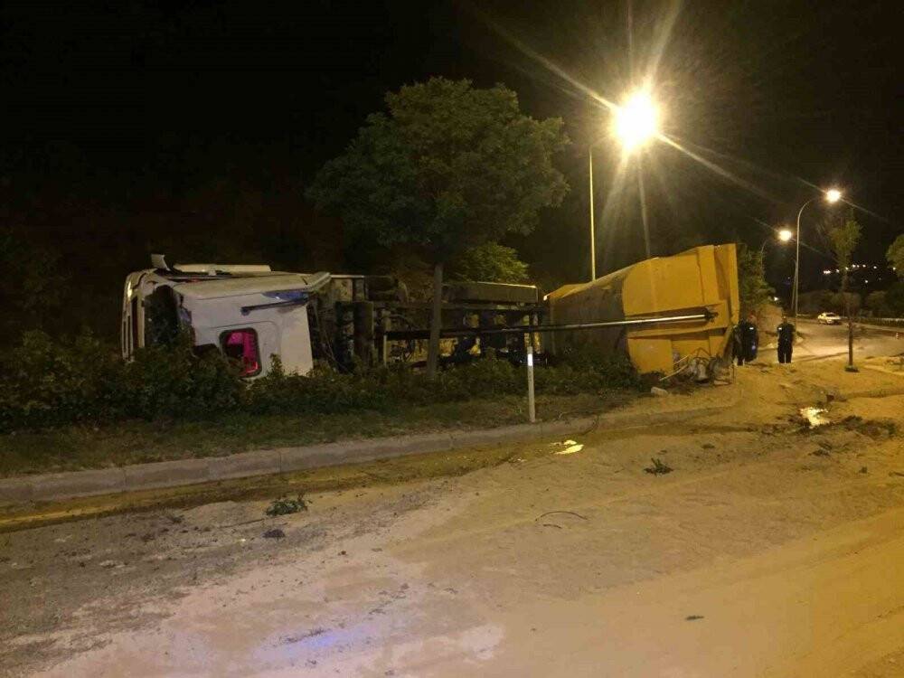 Aracını devirdi, olay yerinde kaçtı