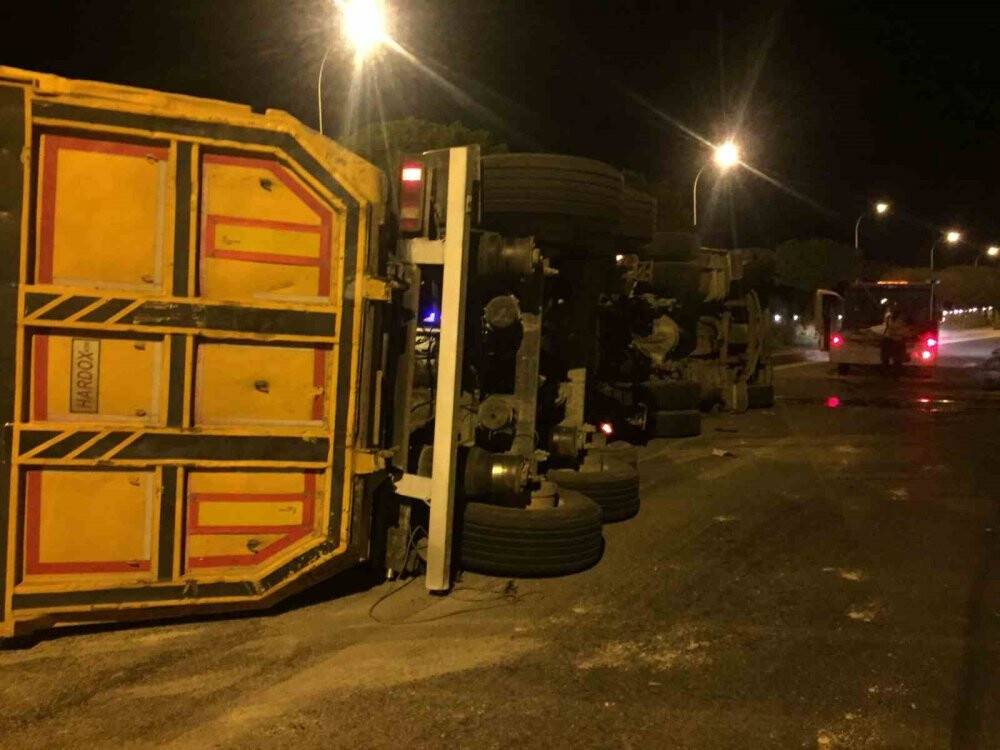 Aracını devirdi, olay yerinde kaçtı