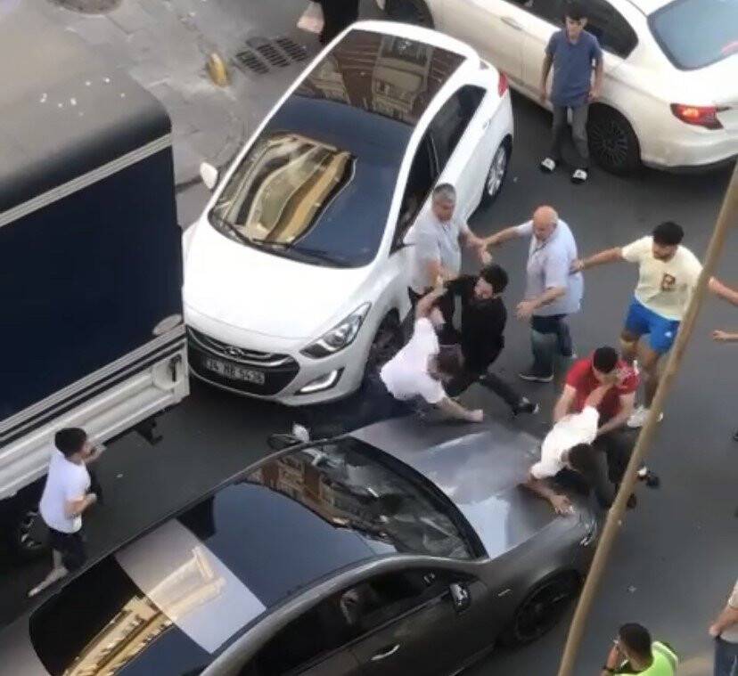 Mahallelinin de karıştığı kavgada tekmeler yumruklar havada uçuştu: O anlar kayıt altına alındı