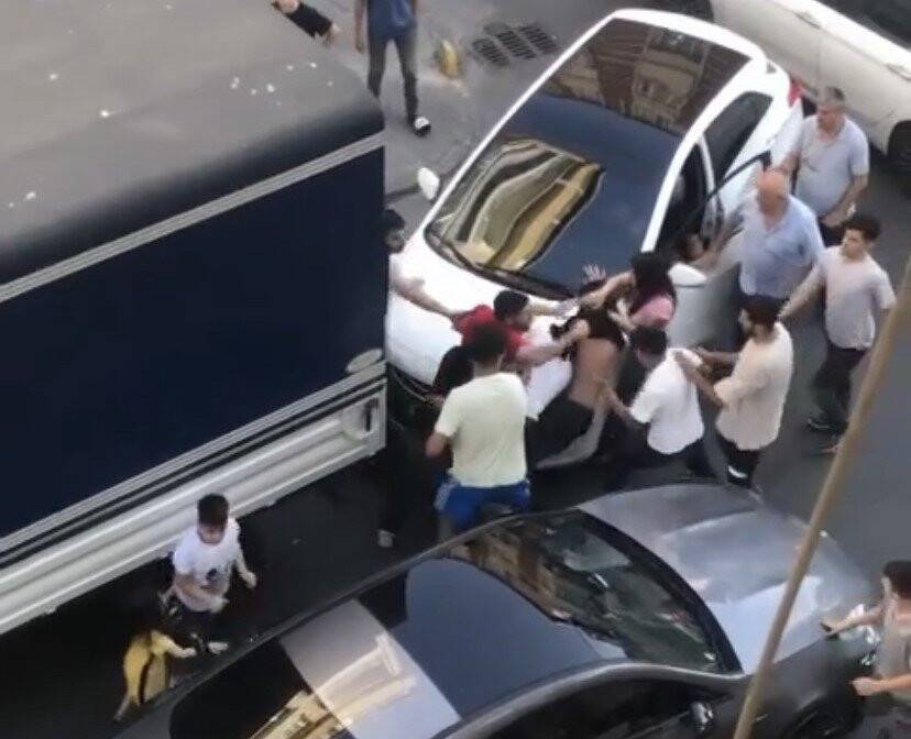 Mahallelinin de karıştığı kavgada tekmeler yumruklar havada uçuştu: O anlar kayıt altına alındı