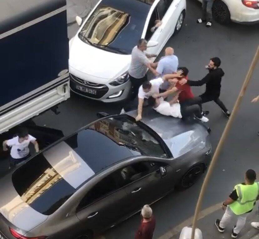 Mahallelinin de karıştığı kavgada tekmeler yumruklar havada uçuştu: O anlar kayıt altına alındı