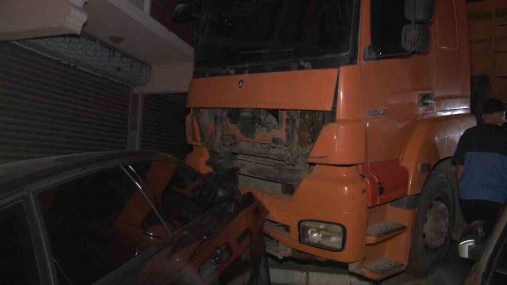 Freni boşaldı: 6 otomobile çarparak durabildi