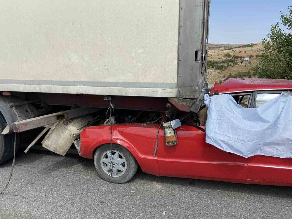 Konya'da otomobil tıra çarptı: 1 ölü, 1 yaralı