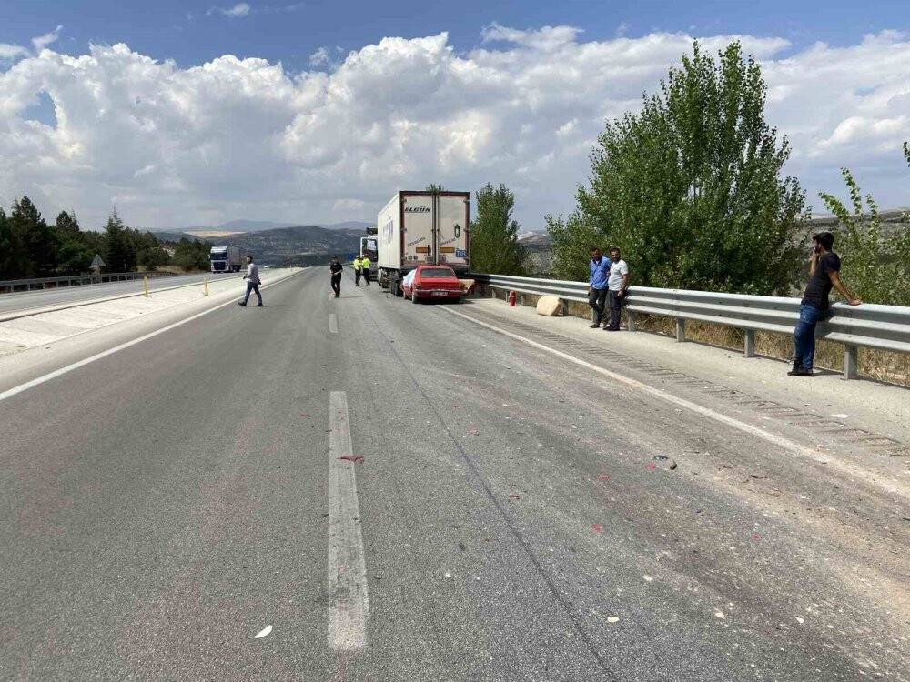 Konya'da otomobil tıra çarptı: 1 ölü, 1 yaralı