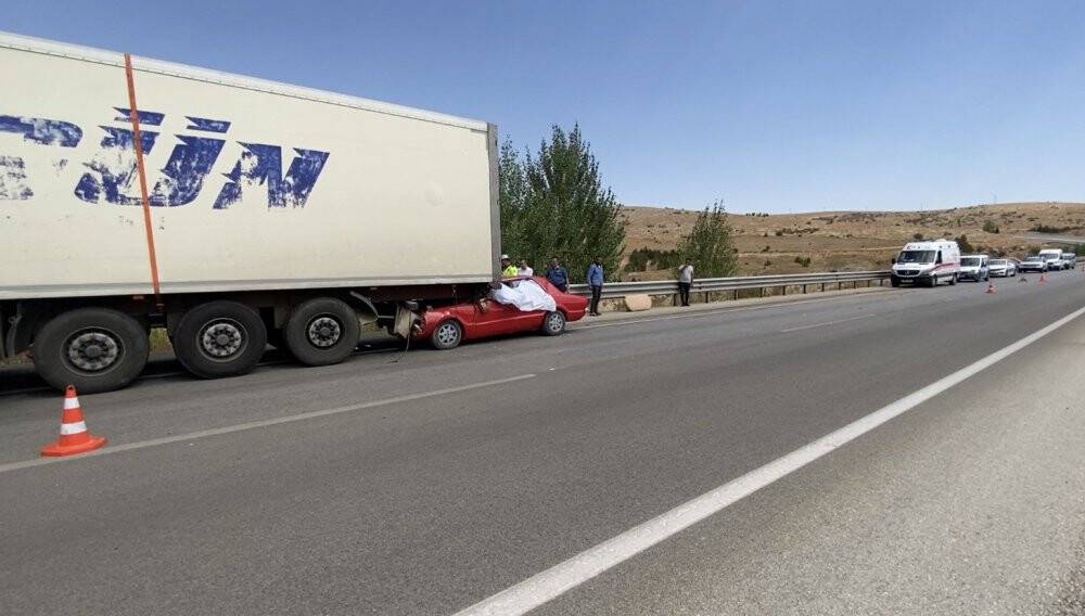 Konya'da otomobil tıra çarptı: 1 ölü, 1 yaralı