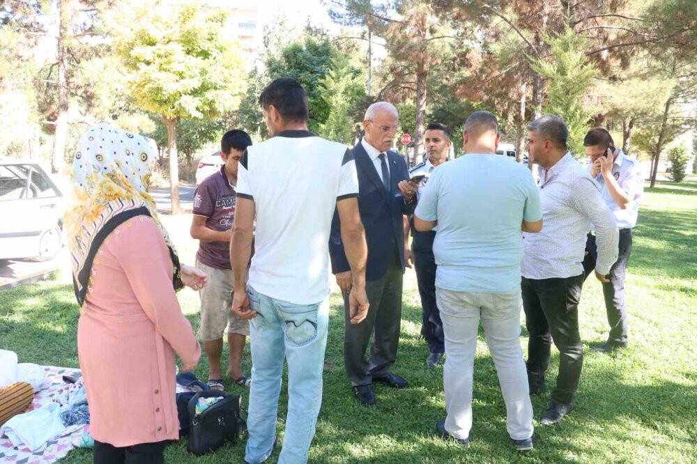 Parkta kalan 6 kişilik aileye Karaköprü Belediyesi sahip çıktı