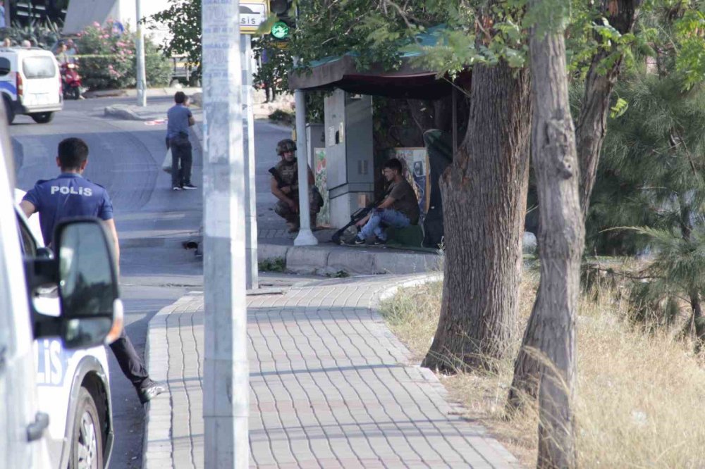 Bekçiyi vuran saldırgan köşeye sıkıştırılınca başına başına silah dayadı