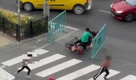 Çocuklardan beklenmedik davranış: Kaza yapmalarına rağmen bırakmadılar